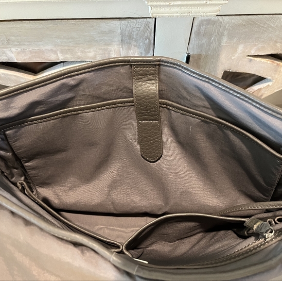 Rare Ecco Unisex Ely Grey Pebbled Leather Messenger Bag is Pristine - Picture 11 of 16